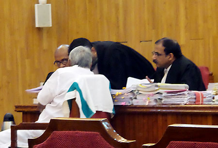 Chief Minister Oommen Chandy consulting his counsel before cross examination