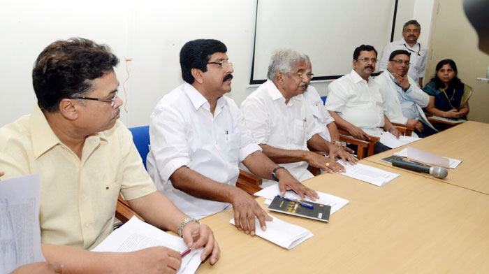 Fireworks tragedy: Chief Minister Oommen Chandy chairing review meeting on Tuesday
